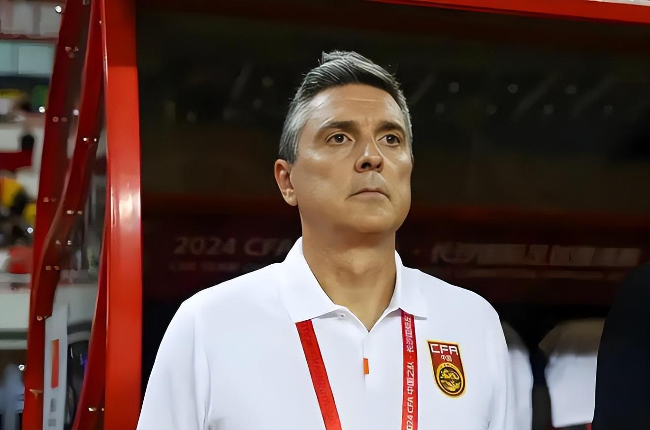 开云体育官网-安东尼奥结束U23亚洲杯带队任务后，首次亮相新去处，引发热议